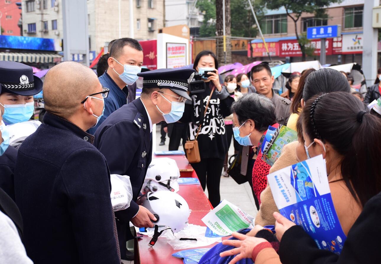大邑县开展“一盔一带”交通安全宣传活动