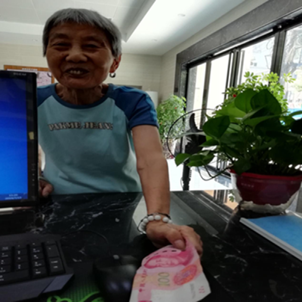 清泉社区：热心捐助的刘奶奶