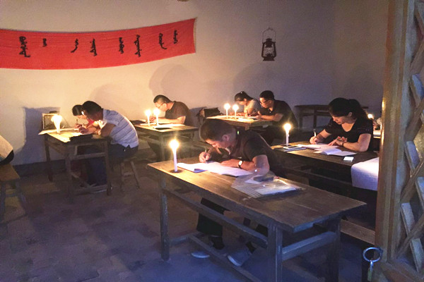 图为参加培训的学员在烛光下抄写老三篇_副本.jpg